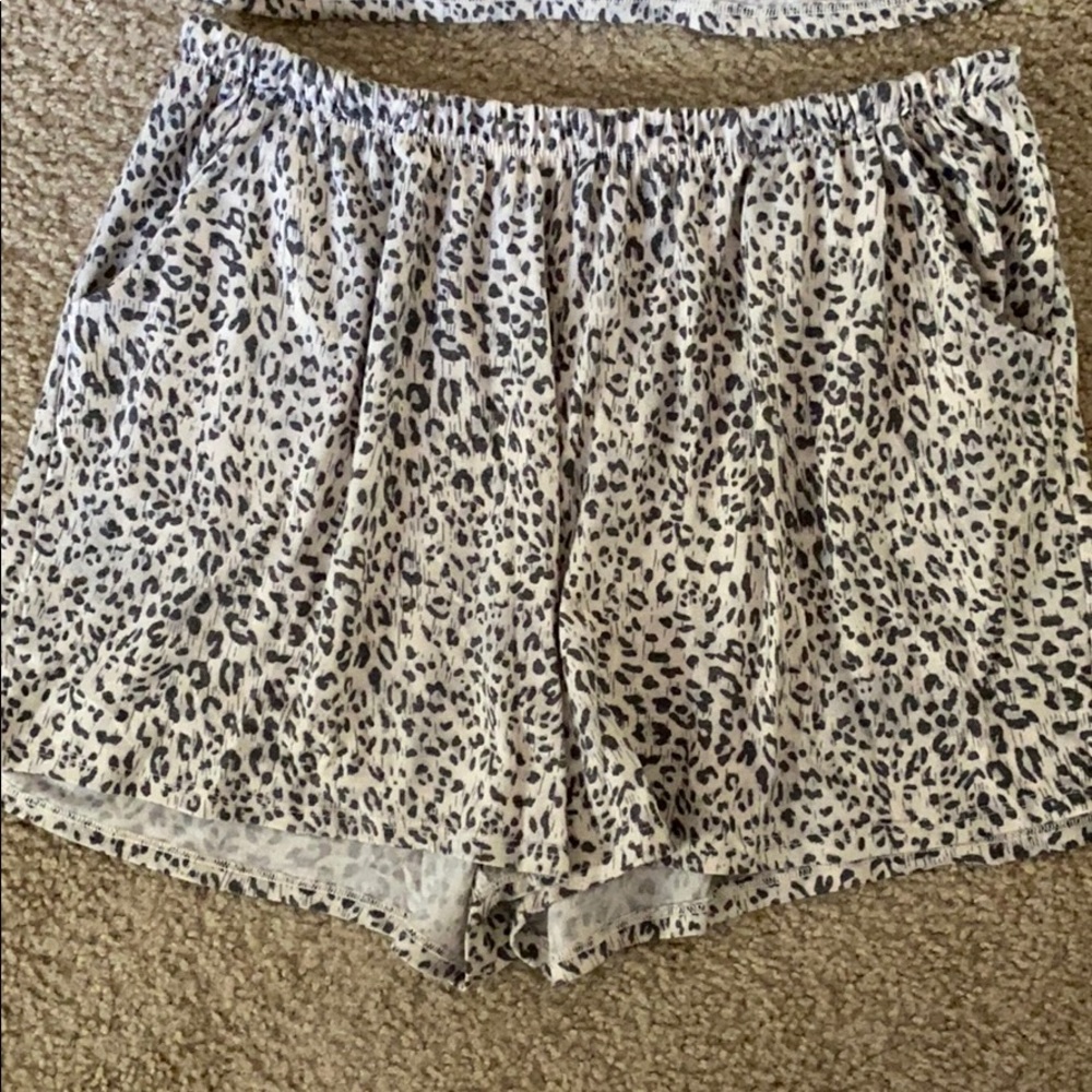 Cheetah Lounge Set - Picture 3 of 4